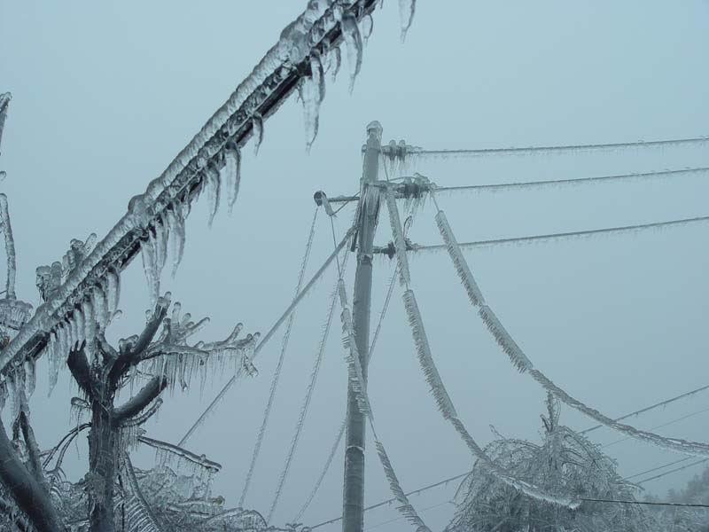 沾滿冰層的電纜線路